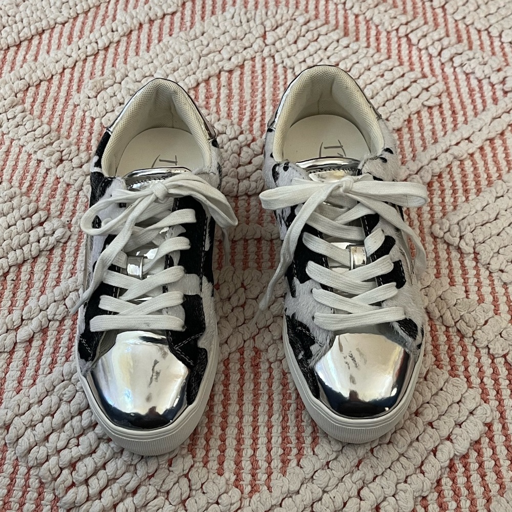 Women’s sneakers size 6.5